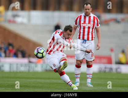 Stoke City Xherdan Shaqiri nimmt einen Freistoß als Teamkollege sieht Charlie Adam auf Tom Huddlestone Hull City in der Premier League-Spiel im Stadion bet365, Stoke. PRESSEVERBAND Foto. Bild Datum: Samstag, 15. April 2017. Vgl. PA Geschichte Fußball Stoke. Bildnachweis sollte lauten: Barrington Coombs/PA Wire. Einschränkungen: EDITORIAL verwenden nur keine unbefugten Audio, Video, Daten, Spielpläne, Verbandsliga/Logos oder "live"-Dienste. Im Spiel Onlinenutzung beschränkt auf 75 Bilder, keine video Emulation. Keine Verwendung in Wetten, Spiele oder Vereinsspieler/Liga/Einzelpublikationen. Stockfoto