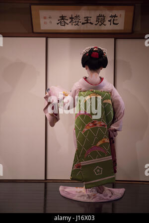 18-j hrige Kanohiro Maiko in Gion Bezirk von Kyoto, Japan führt einen Tanz in einem Teehaus. Maiko sind jungen Geiko / Geisha in Ausbildung. Stockfoto