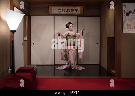 18-j hrige Kanohiro Maiko in Gion Bezirk von Kyoto, Japan führt einen Tanz in einem Teehaus. Maiko sind jungen Geiko / Geisha in Ausbildung. Stockfoto