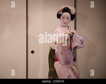 18-j hrige Kanohiro Maiko in Gion Bezirk von Kyoto, Japan führt einen Tanz in einem Teehaus. Maiko sind jungen Geiko / Geisha in Ausbildung. Stockfoto