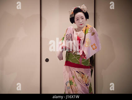 18-j hrige Kanohiro Maiko in Gion Bezirk von Kyoto, Japan führt einen Tanz in einem Teehaus. Maiko sind jungen Geiko / Geisha in Ausbildung. Stockfoto