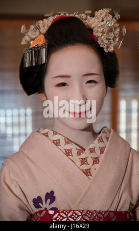 18-j hrige Kanohiro Maiko in Gion Bezirk von Kyoto, Japan. Maiko sind jungen Geiko / Geisha in Ausbildung. Stockfoto