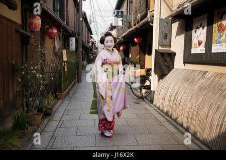 18-j hrige Kanohiro Maiko in Gion Bezirk von Kyoto, Japan. Maiko sind jungen Geiko / Geisha in Ausbildung. Stockfoto