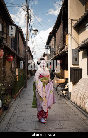 18-j hrige Kanohiro Maiko in Gion Bezirk von Kyoto, Japan. Maiko sind jungen Geiko / Geisha in Ausbildung. Stockfoto