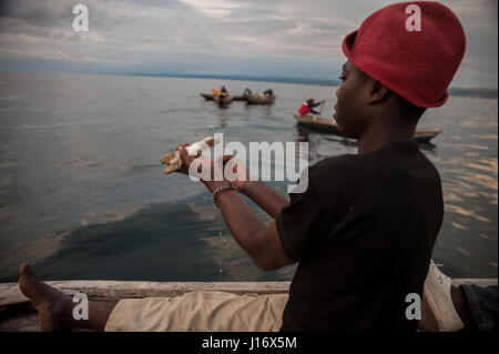 Hetze Haken beim Nachtangeln am Tanganjikasee, Sambia Stockfoto