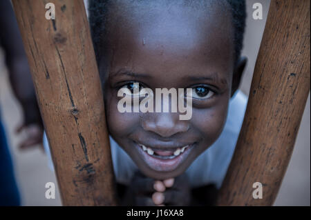 Ein Kind auf der Suche durch die Pole von Mörser und Pistill in Dungu, Nord-Ost demokratische Republik Kongo Stockfoto