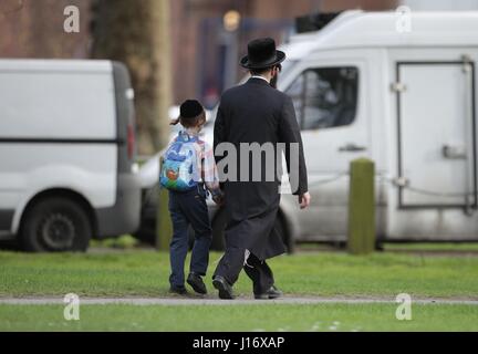 Einen Überblick über einen jüdischen Mann und ein Kind in London. Stockfoto