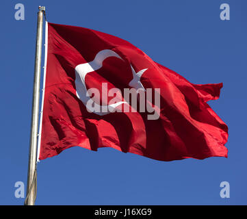 Türkische Flagge am sonnigen Tag im Wind wehende. Detailansicht. Stockfoto
