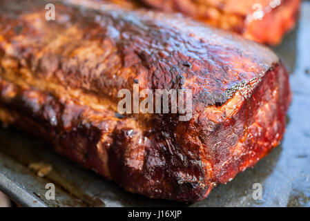 Nahaufnahme von frisch heiß geräuchert, ohne Knochen Schweinekoteletts oder Koteletts Kühlung auf Tablett. Stockfoto