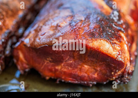 Nahaufnahme von frisch heiß geräuchert, ohne Knochen Schweinekoteletts oder Koteletts Kühlung auf Tablett. Stockfoto