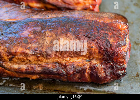 Nahaufnahme von frisch heiß geräuchert, ohne Knochen Schweinekoteletts oder Koteletts Kühlung auf Tablett. Stockfoto