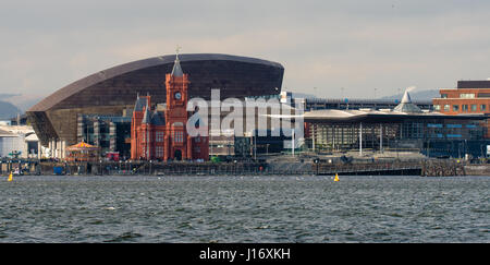 Cardiff Bay direkt am Meer mit Nationalversammlung für Wales. Pierhead Gebäude und Wales Millennium Centre mit Montage Komplex in der Bucht von Cardiff, Wales, UK Stockfoto