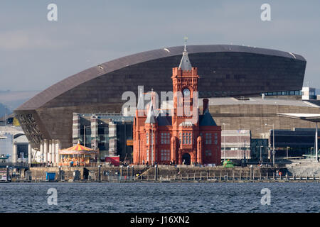 Pierhead Gebäude und Wales Millennium Centre in Cardiff. Denkmalgeschützte Gebäude der Nationalversammlung für Wales in Cardiff Bay, Wales, UK Stockfoto