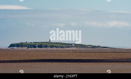 Gebäude auf Flat Holm Insel in den Bristolkanal. Leuchtturm und andere Gebäude an den niedrigen Gezeiten, gesehen aus der Bucht von Cardiff, Wales, UK Stockfoto