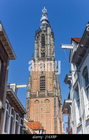 Turm der mittelalterlichen Kirche Onze-Lieve-Vrouwetoren in Amersfoort, Niederlande Stockfoto