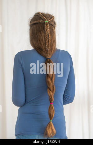 Einzelnen Zopf Renaissance Frisur für langes Haar. Traditionelle Zopf-Stil nach dem Vorbild von Mädchen mit sehr langen goldenen Haaren Stockfoto