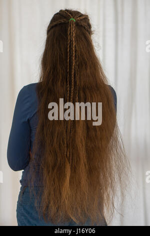 Lose Renaissance Frisur für langes Haar. Traditionelle Zopf-Stil nach dem Vorbild von Mädchen mit sehr langen goldenen Haaren Stockfoto