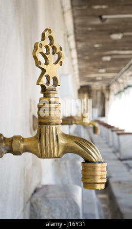 Türkisch-osmanischen Stil antiker Waschung Tippen Sie bei der Waschung Brunnen vor Sultan Ahmed Mosque (Sultan Ahmet, blaue Moschee), Istanbul, Türkei Stockfoto