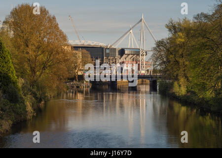 Millennium Stadium und Fluss Taff vom Bute Park. Nationalstadion von Wales im Abendlicht in Cardiff, UK Stockfoto