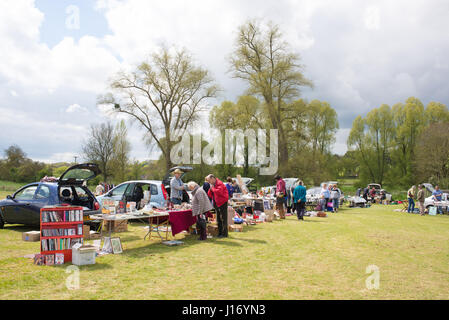 Menschen auf der Suche nach einem Schnäppchen oder in der Hoffnung, einen Gewinn zu machen, auf einen Kauf bei einem Auto-Buch-Verkauf in Hampshire, UK Stockfoto