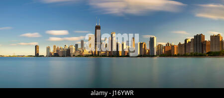 Chicago Skyline Panorama über See Michigan bei Sonnenuntergang von North Avenue Beach gesehen. Langzeitbelichtung. Stockfoto