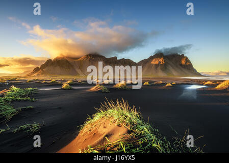 Sonnenuntergang über Vestrahorn (Batman Berg) und seine schwarzen Sandstrand in Island Stockfoto