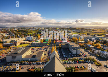 Stadt von Reykjavik in Island von der Spitze der Hallgrimskirkja Kirche betrachtet Stockfoto