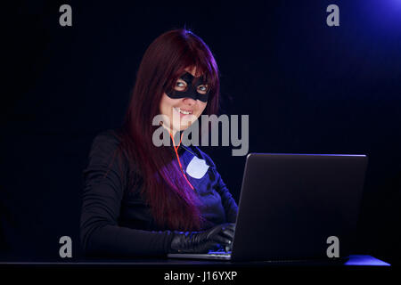 Mädchen in der Maske in der Nacht Stockfoto