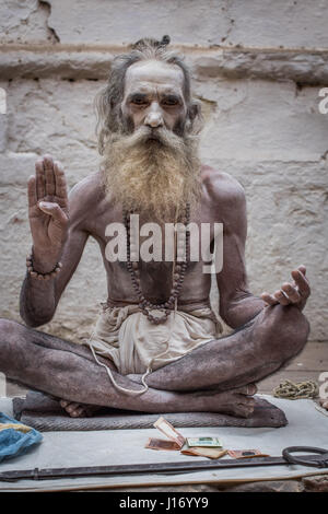 Asche bedeckt heiligen Mann (Sadhu), Varanasi Stockfoto