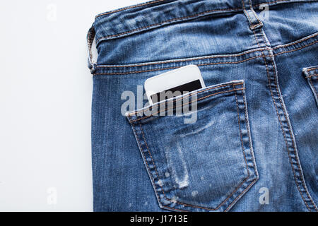 Smartphone in der Tasche der Jeans Hosen oder jeans Stockfoto