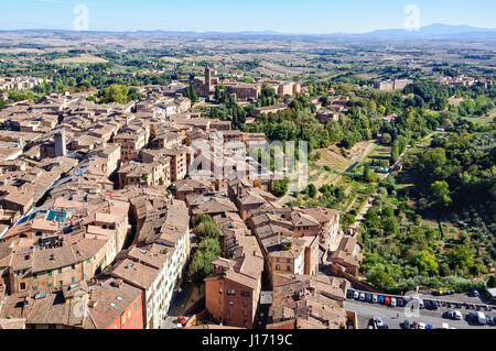 Wohngebiet und die umliegende Landschaft - Siena, Italien Stockfoto