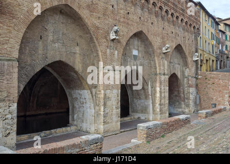 Die Bögen der Fonte Branda in Siena, Italien Stockfoto