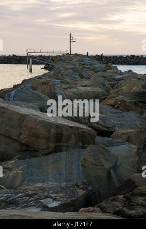 Rock Wellenbrecher bei O'Sullivan Beach Marina in der Nähe des Bootsanleger in Südaustralien vor Sonnenuntergang Stockfoto