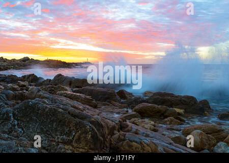 Absturz und Plätschern der Wellen, Erfassung der Duschstrahl O'Sullivan Beach in South Australia bei Sonnenuntergang und mit Langzeitbelichtung. Stockfoto