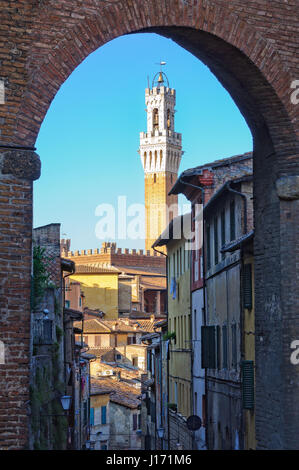 Torre del Mangia gesehen aus der Ferne durch einen Bogen - Siena, Italien Stockfoto