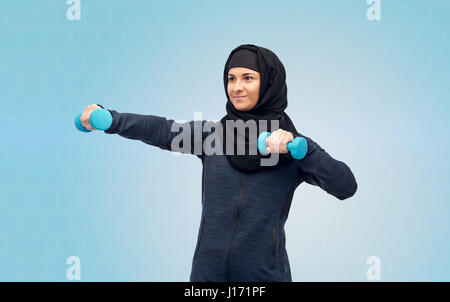 Muslima Hijab mit Hanteln Fitness tun Stockfoto