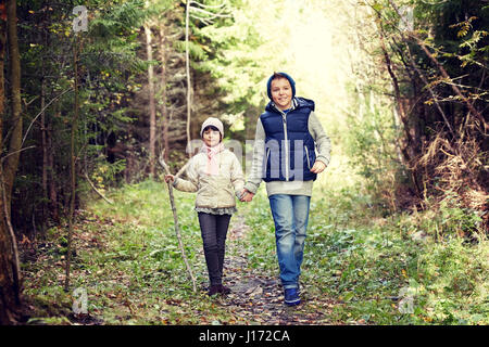 zwei glückliche Kinder Waldweg entlang Stockfoto