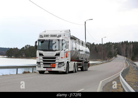 SALO, Finnland - 14. April 2017: Weiße nächste Generation Scania R500 Semi-Tanker für ADR Hol von Cemt-Trans bewegt sich entlang der Autobahn an einem bewölkten Tag des Frühlings Stockfoto