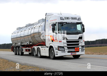 SALO, Finnland - 14. April 2017: Weiße nächste Generation Scania R500 Semi-Tanker für ADR Hol von Cemt-Trans bewegt sich entlang der Autobahn an einem bewölkten Tag des Frühlings Stockfoto