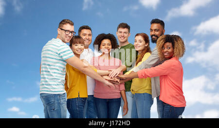 internationale Gruppe von fröhlichen Menschen Hand in Hand Stockfoto