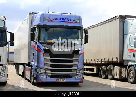 FORSSA, Finnland - 16. April 2017: Nächste Generation Scania S450 FRC Sattelauflieger von Tas-Trans auf ein Asphalt-Hof geparkt. Stockfoto