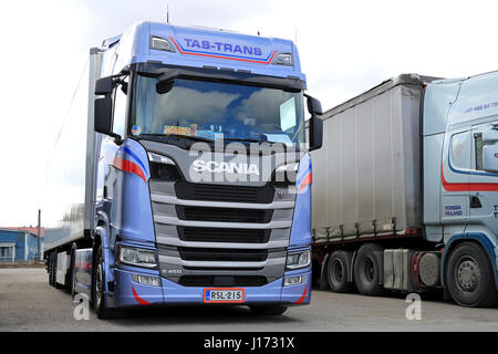 FORSSA, Finnland - 16. April 2017: Nächste Generation Scania S450 FRC Sattelauflieger von Tas-Trans auf ein Asphalt-Hof geparkt. Stockfoto