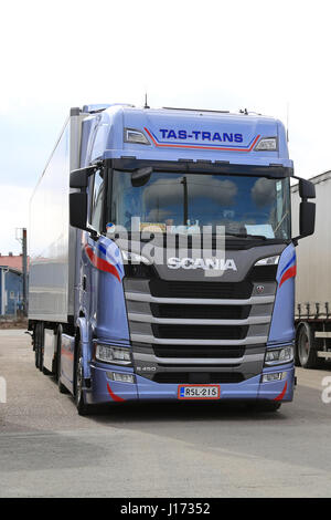 FORSSA, Finnland - 16. April 2017: Nächste Generation Scania S450 FRC Sattelauflieger von Tas-Trans auf ein Asphalt-Hof geparkt. Stockfoto