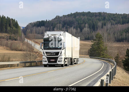 SALO, Finnland - 14. April 2017: White MAN TGX D38 Cargo LKW-Transporte entlang der Panoramastraße an Frühling gut. Stockfoto