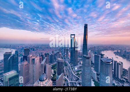 Luftaufnahme der Innenstadt von Shanghai bei Sonnenuntergang. Stockfoto