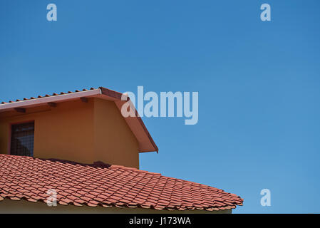 Rote Farbe Haus Dach. Die Bauarbeiten am roten Lehm Hausdach Stockfoto