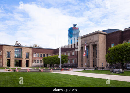 Deutschland, Düsseldorf, Museum Kunstpalast, Ehrenhof, im Hintergrund das Hochhaus Victoria Hauptsitz der Ergo Versicherungsgruppe. Stockfoto