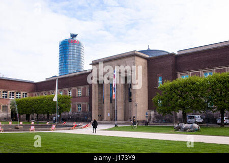 Deutschland, Düsseldorf, Museum Kunstpalast, Ehrenhof, im Hintergrund das Hochhaus Victoria Hauptsitz der Ergo Versicherungsgruppe. Stockfoto