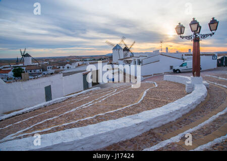 Windmühlen und Albaicin Bezirk in der Abenddämmerung. Campo de Criptana, Provinz Ciudad Real, Castilla La Mancha, Spanien. Stockfoto