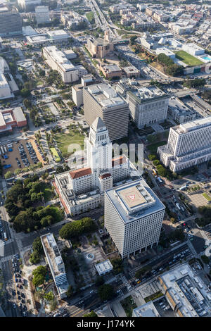 Luftbild von Los Angeles City Hall und die Innenstadt von Civic Center Gebäude. Stockfoto